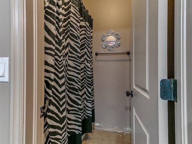 full bathroom featuring tile patterned flooring and a shower with curtain