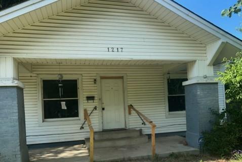 1217 W Main St, Ardmore, OK 73401 - view of front facade with entry steps