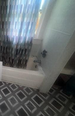 1217 W Main St, Ardmore, OK 73401 - bathroom featuring shower / washtub combination