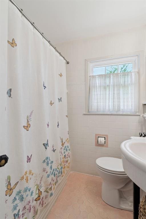 2625 Somerset Pl, Oklahoma City, OK 73116 - bathroom featuring tile patterned floors, curtained shower, and tile walls