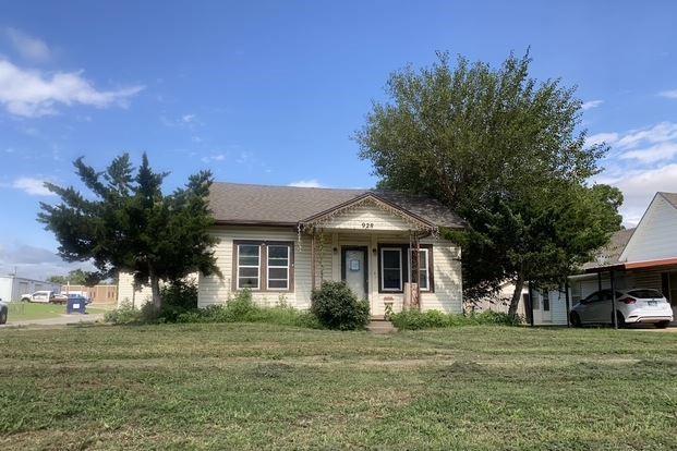 928 S 2nd St, Chickasha, OK 73018 - photo 1