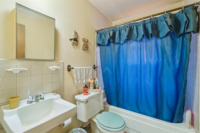 720 NW 16th St, Moore, OK 73160 - full bathroom featuring shower / tub combo with curtain, tasteful backsplash, and a textured ceiling