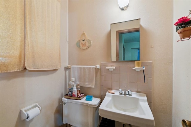 720 NW 16th St, Moore, OK 73160 - bathroom featuring toilet and tasteful backsplash