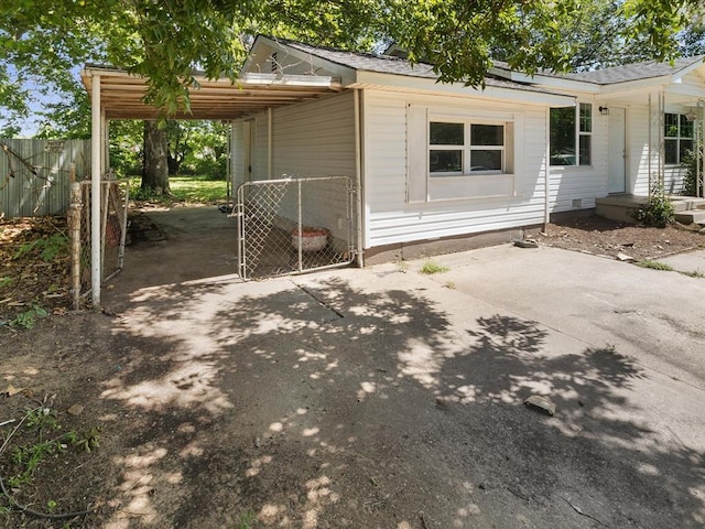 3927 SE 10th Pl, Del City, OK 73115 - view of side of property featuring driveway and an attached carport