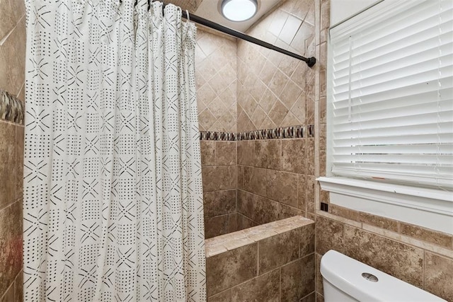 8 Corona Dr, Oklahoma City, OK 73149 - bathroom featuring tiled shower and toilet