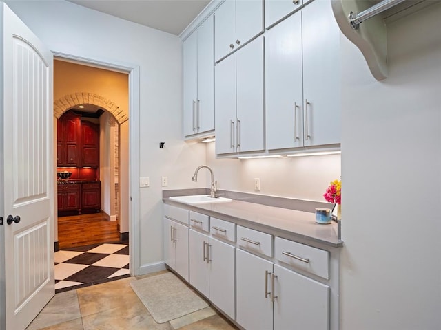 3325 Winding Creek Cir, Edmond, OK 73034 - kitchen featuring light countertops, arched walkways, and white cabinets
