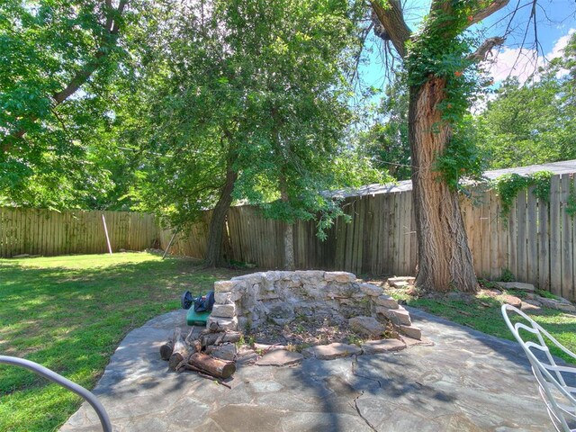 1122 NW 42nd St, Oklahoma City, OK 73118 - fenced backyard featuring a patio