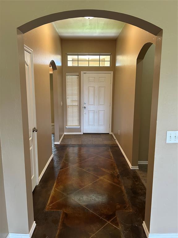 1108 SW 158th St, Oklahoma City, OK 73170 - foyer entrance featuring arched walkways