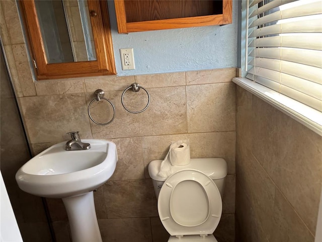 5612 NW 65th St, Warr Acres, OK 73132 - half bathroom featuring tile walls