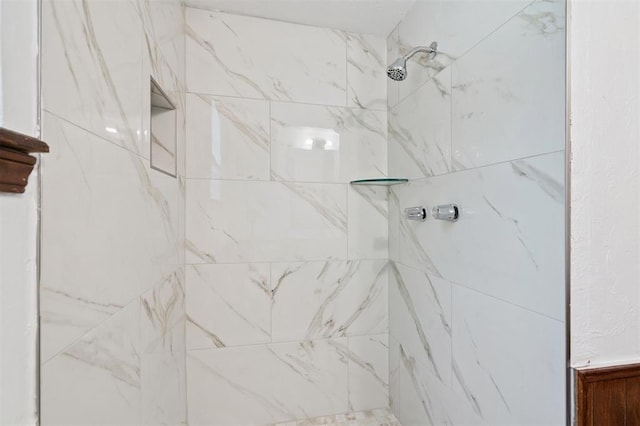 515 Cripple Creek Dr, Norman, OK 73071 - bathroom featuring a tile shower