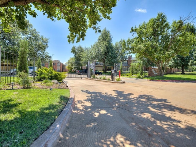 6500 N Grand Blvd Unit 131, Oklahoma City, OK 73116 - view of property's community featuring a gate and concrete driveway