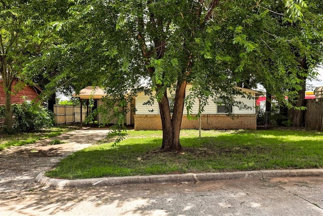 4025 Parkwoods Ln, Midwest City, OK 73110 - view of yard featuring driveway