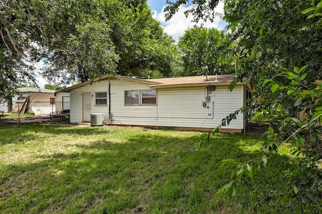 4025 Parkwoods Ln, Midwest City, OK 73110 - rear view of property
