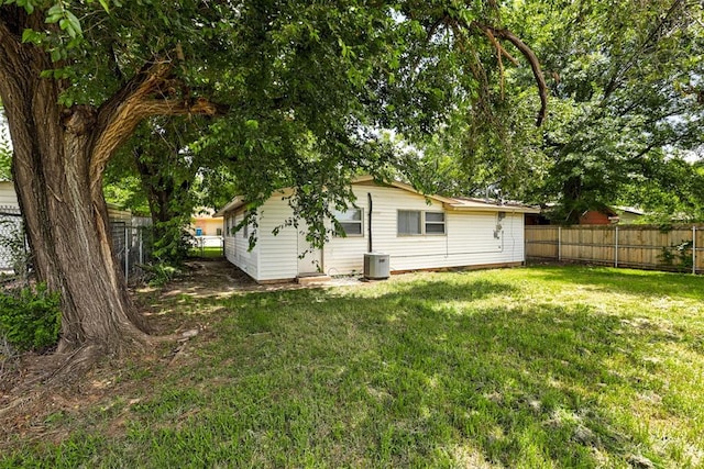 4025 Parkwoods Ln, Midwest City, OK 73110 - back of property with a fenced backyard
