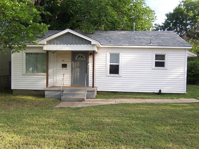 419 W Pulaski St, Shawnee, OK 74804 - view of front of house featuring crawl space and a front yard
