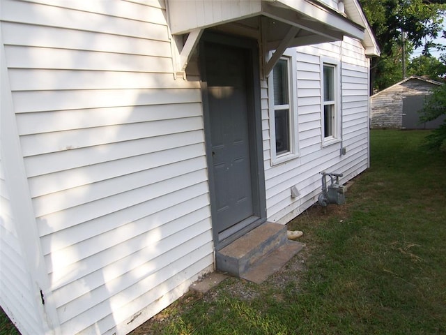 419 W Pulaski St, Shawnee, OK 74804 - doorway to property with a yard