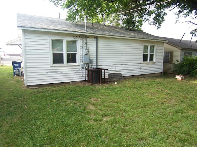 419 W Pulaski St, Shawnee, OK 74804 - back of house with a lawn