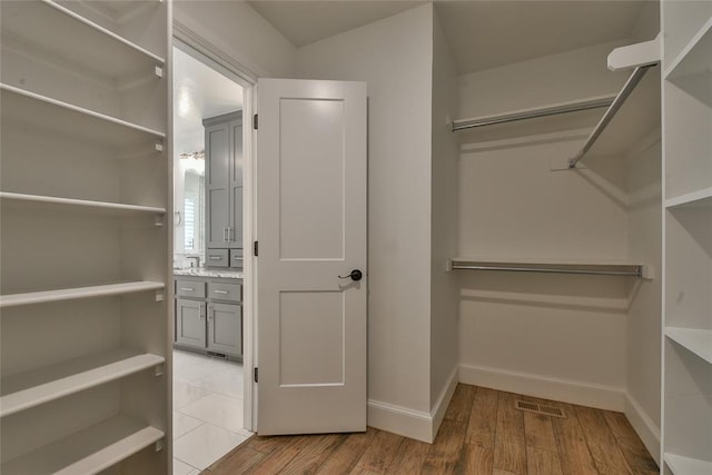 3019 Winding Creek Ln, Piedmont, OK 73078 - walk in closet featuring light wood-type flooring