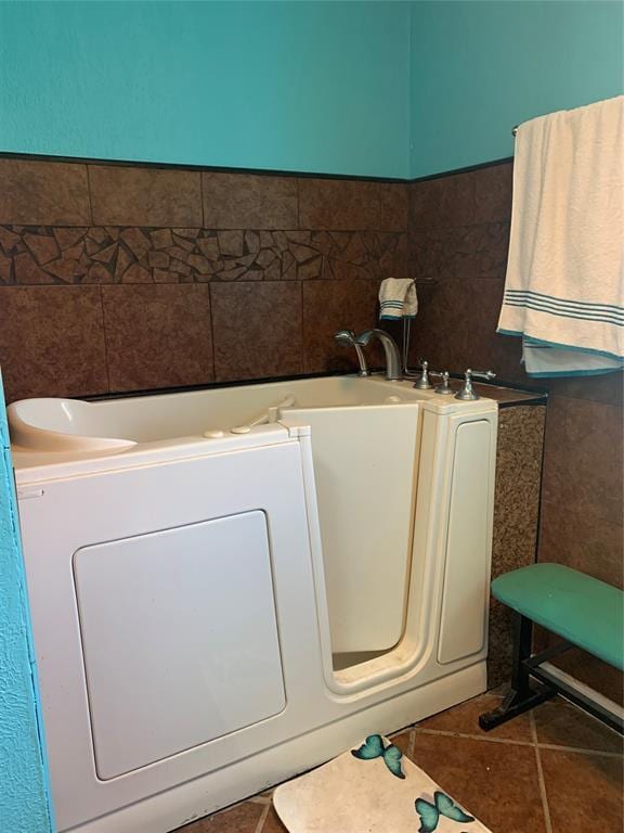 123 N Payne St, Fort Cobb, OK 73038 - laundry room featuring washer / dryer, tile patterned flooring, and tile walls