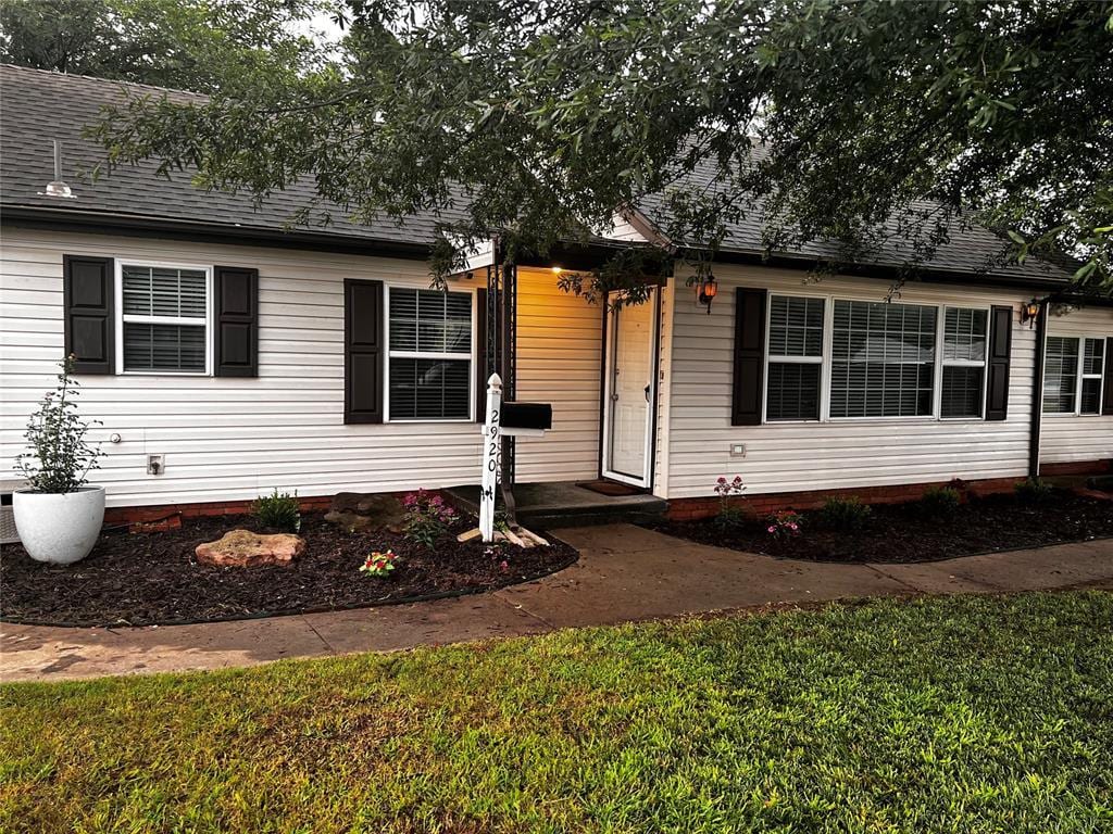 2920 Somerset Pl, Oklahoma City, OK 73116 - view of front of property with a front yard and a shingled roof