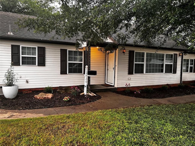 2920 Somerset Pl, Oklahoma City, OK 73116 - view of front of property with a front yard and a shingled roof