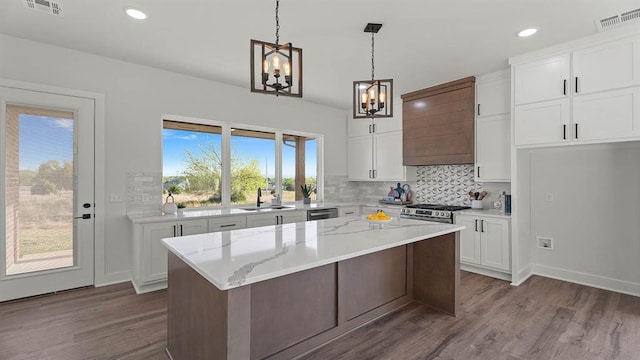 4676 Ranchero Dr, Edmond, OK 73025 - kitchen with a chandelier, dark wood-style floors, tasteful backsplash, appliances with stainless steel finishes, and white cabinets