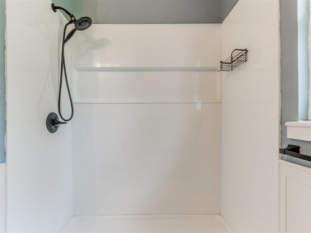 2550 Clarke St, Choctaw, OK 73020 - bathroom featuring tiled shower