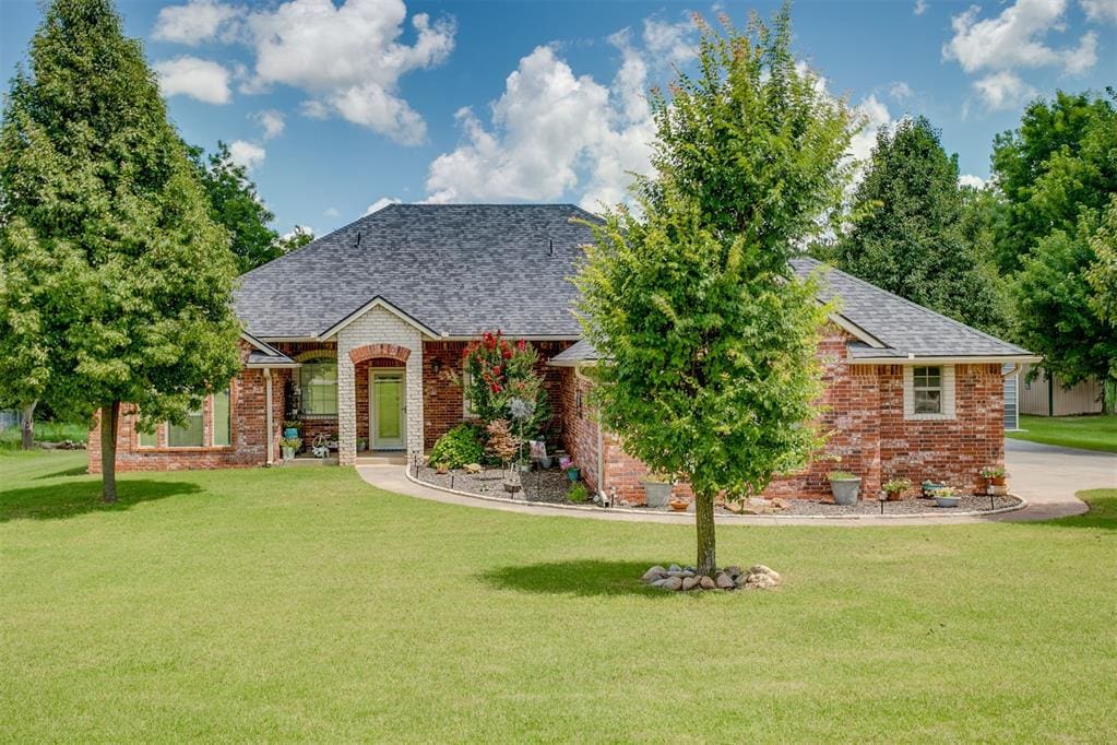881 Oakley Dr, Blanchard, OK 73010 - photo 1