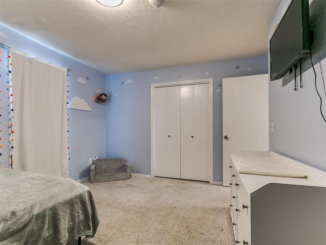 6105 W Gun Hill Way, Warr Acres, OK 73132 - bedroom with light carpet, a closet, and a textured ceiling