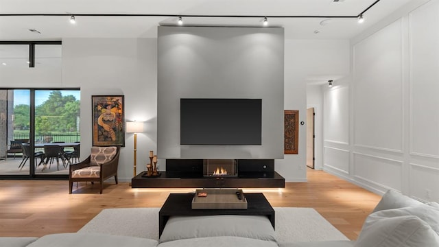 10105 SW 25th Ct, Yukon, OK 73099 - living room with track lighting and wood finished floors