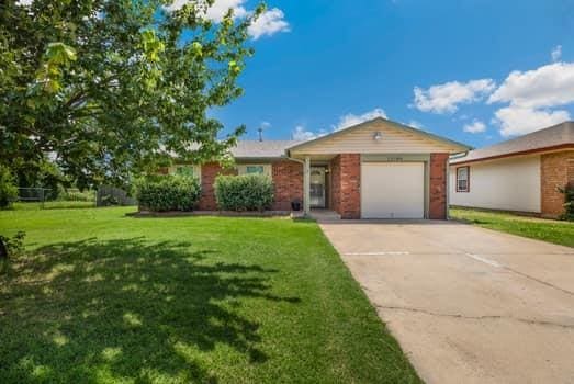 12304 Southgate Dr, Yukon, OK 73099 - photo 1