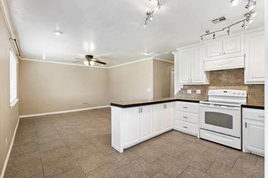 12304 Southgate Dr, Yukon, OK 73099 - photo 5