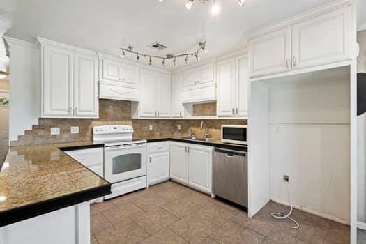 12304 Southgate Dr, Yukon, OK 73099 - photo 14