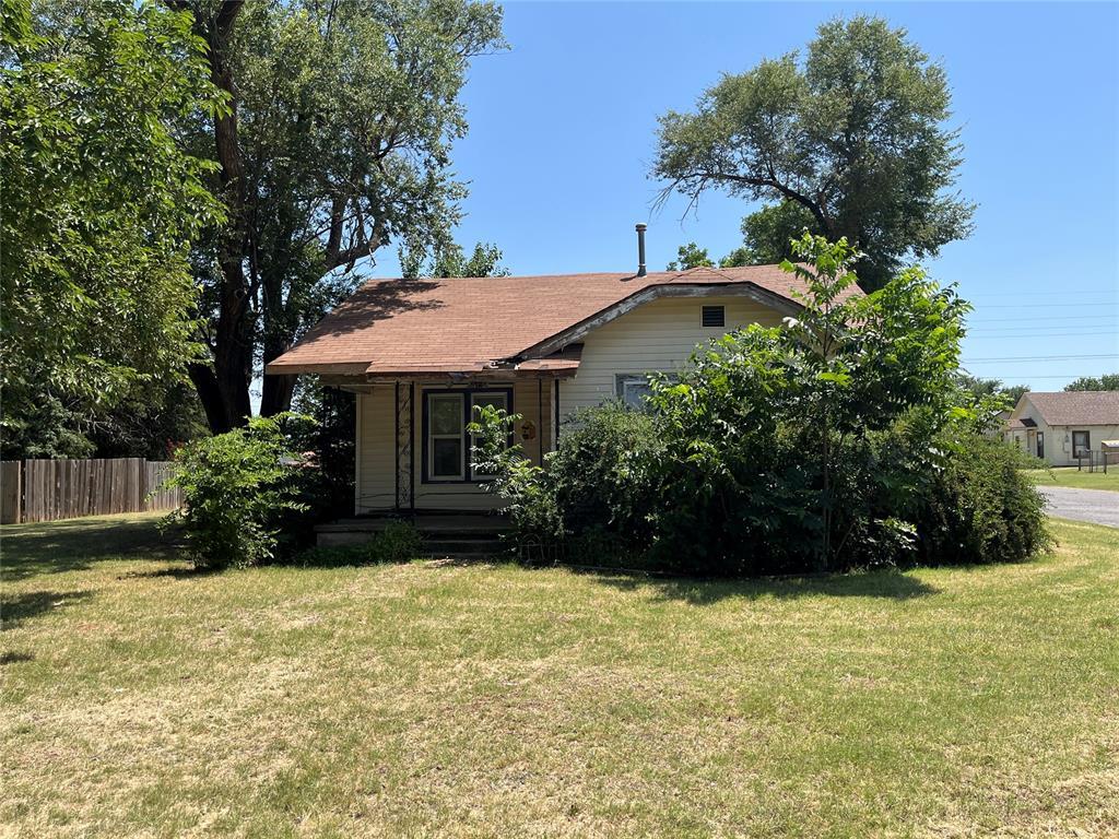 1322 W Broadway Ave, Elk City, OK 73644 - photo 1