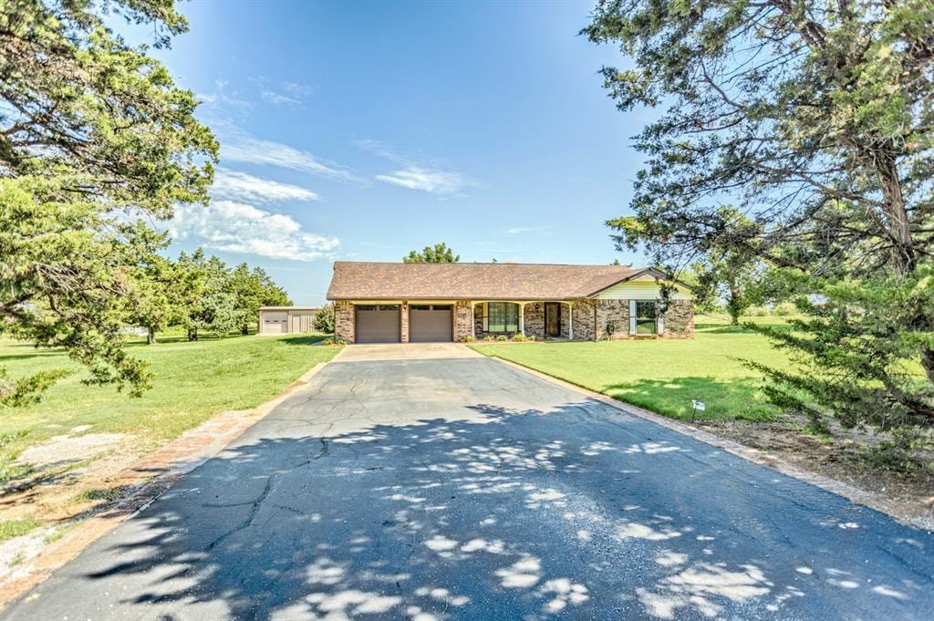 4225 N Horseshoe Dr, Guthrie, OK 73044 - photo 1