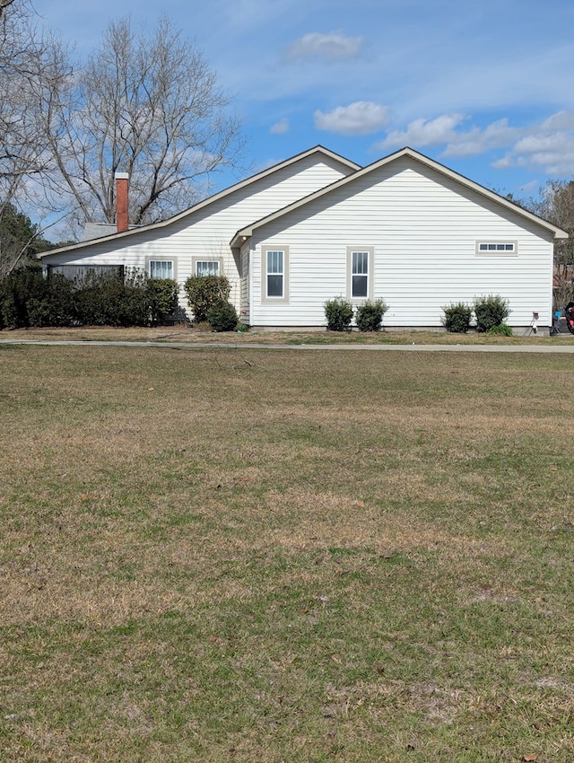 view of front of house featuring a front yard