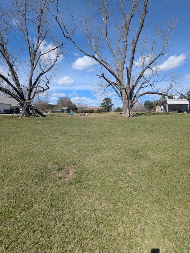 view of yard featuring a rural view