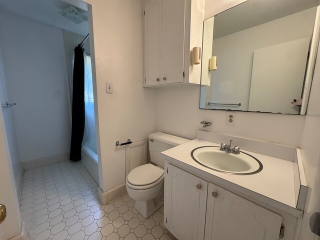 2403 Stonebridge Rd, Dothan, AL 36301 - bathroom featuring vanity, toilet, baseboards, and shower / tub combo