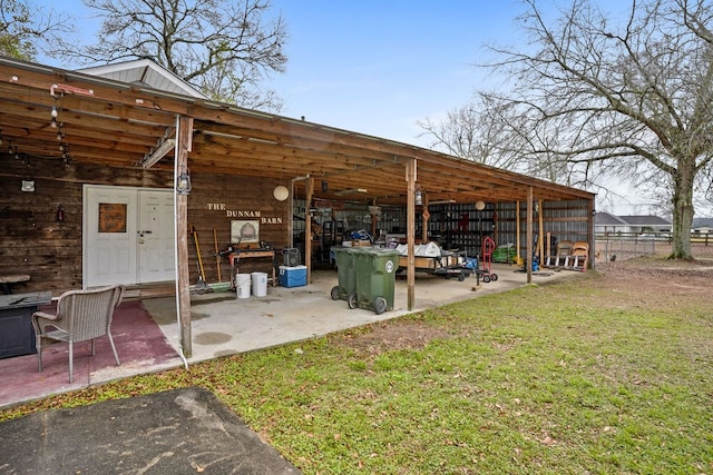 view of yard featuring a pole building and an outdoor structure