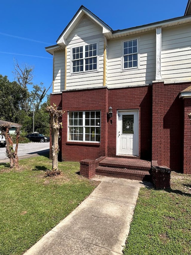 view of front facade with a front lawn