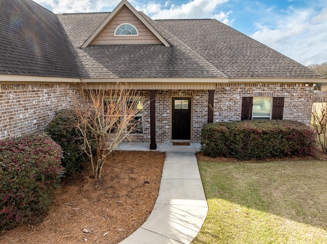 view of front of house featuring a front lawn