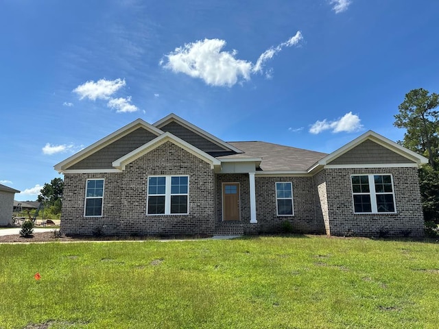 view of front of property featuring a front yard