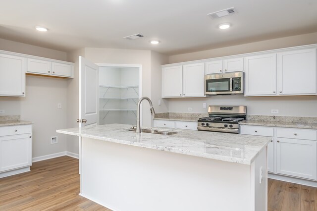 21 Popcorn Cir, Rehobeth, AL 36301 - kitchen featuring stainless steel appliances, white cabinetry, light wood-style flooring, an island with sink, and recessed lighting