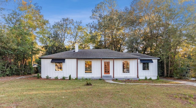 modern farmhouse featuring a front yard