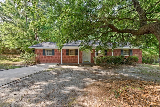 139 Merrydell Dr, Ozark, AL 36360 - ranch-style house with driveway and brick siding
