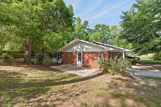 139 Merrydell Dr, Ozark, AL 36360 - view of front of house with brick siding, a patio area, and a front yard