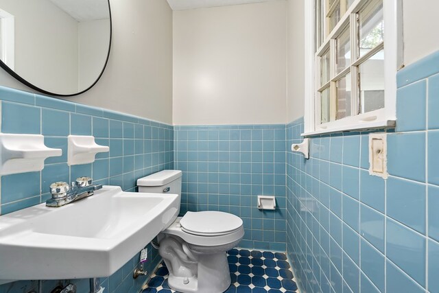 139 Merrydell Dr, Ozark, AL 36360 - bathroom featuring tile walls, a wainscoted wall, and tile patterned floors