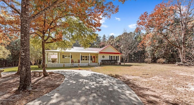 ranch-style home with a front lawn and covered porch