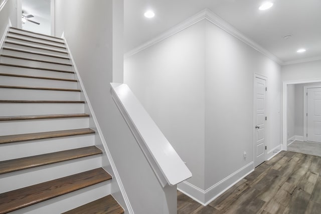 stairs featuring hardwood / wood-style flooring, ceiling fan, and ornamental molding