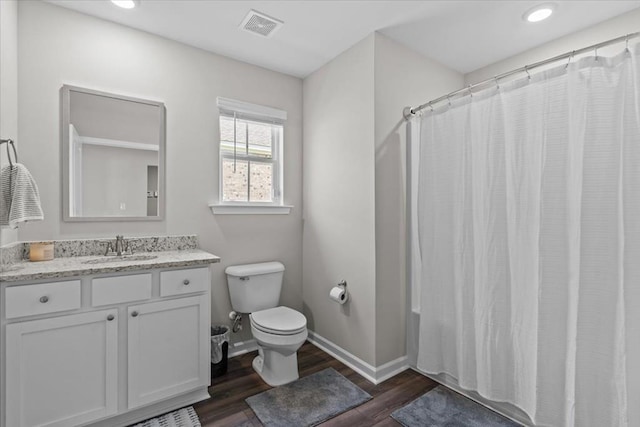 630 Ridgeland Rd, Dothan, AL 36301 - bathroom featuring vanity, wood finished floors, shower / bath combo with shower curtain, and recessed lighting